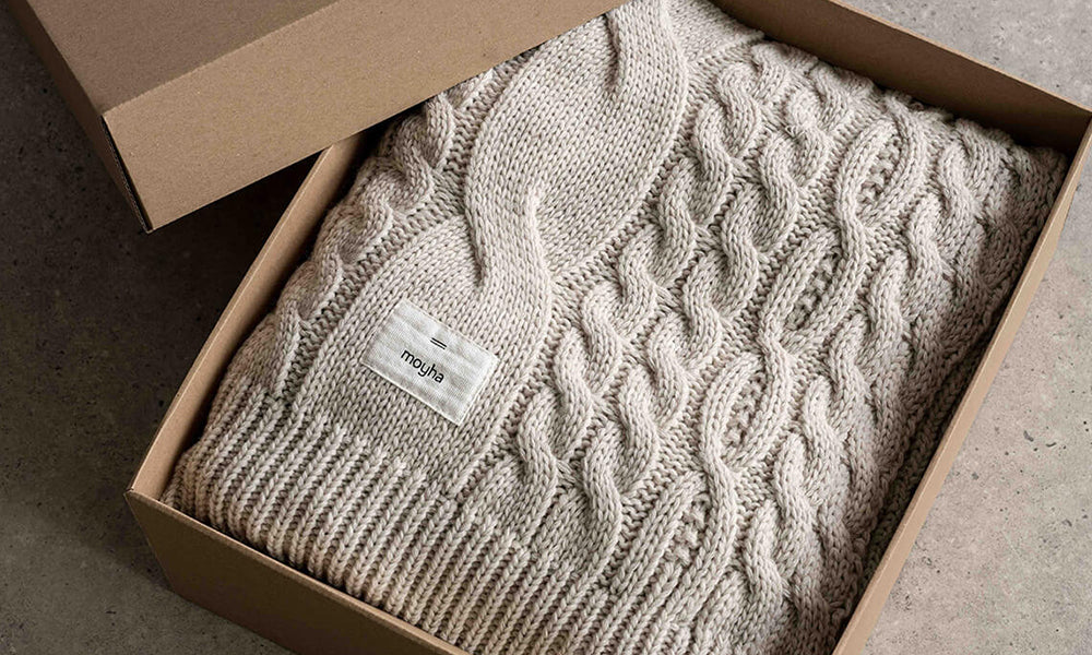 Przytulne pledy na prezent – ciepły gest od Twojej firmy