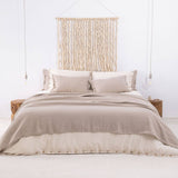 NARZUTA Z WEŁNY Z OZDOBNYM BRZEGIEM BEŻOWA