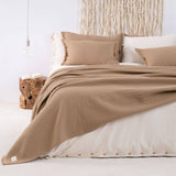 NARZUTA Z WEŁNY Z OZDOBNYM BRZEGIEM JASNOBRĄZOWA