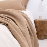 NARZUTA Z WEŁNY Z OZDOBNYM BRZEGIEM JASNOBRĄZOWA