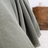 NARZUTA Z WEŁNY Z OZDOBNYM BRZEGIEM OLIWKOWA