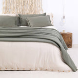 NARZUTA Z WEŁNY Z OZDOBNYM BRZEGIEM OLIWKOWA