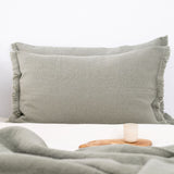 POSZEWKA 60X40 Z WEŁNY Z OZDOBNYM BRZEGIEM OLIWKOWA