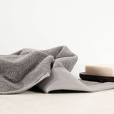 RĘCZNIK DO RĄK PREMIUM Z MIĘKKIEJ FROTTE GRAFITOWY