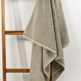 RĘCZNIK KĄPIELOWY PREMIUM Z MIĘKKIEJ BAWEŁNY OLIWKOWY